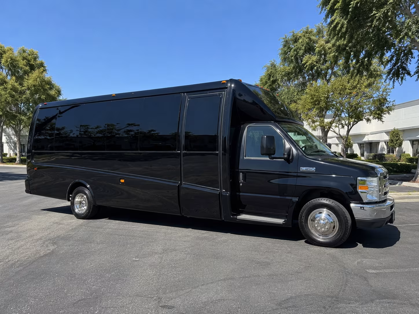 Glendale Winery Tour & Pub Crawl Transportation party bus exterior