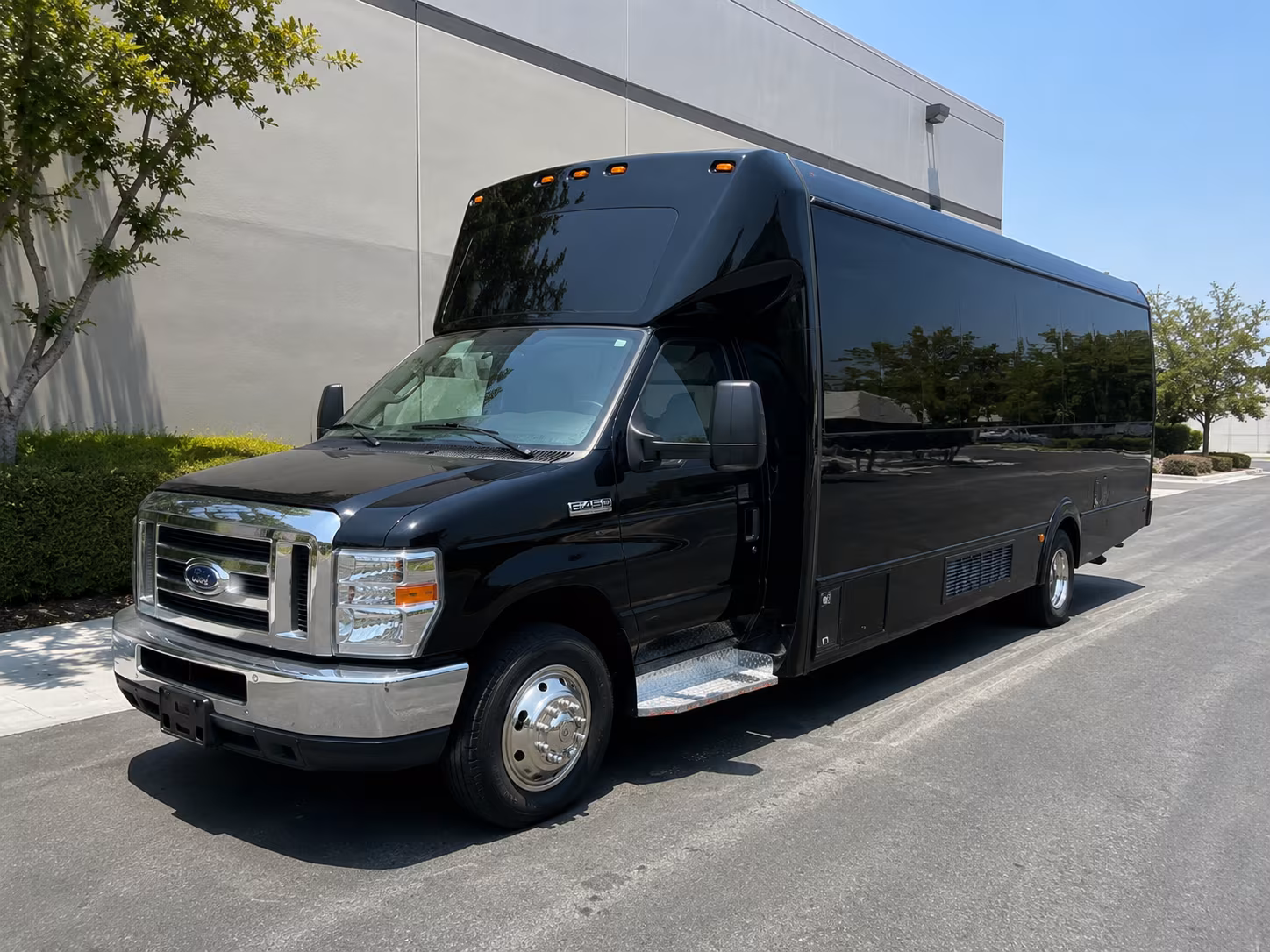 Glendale Winery Tour & Pub Crawl Transportation party bus exterior